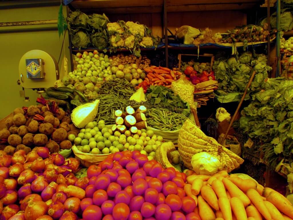 Frutas, legumes e raízes típicos da região. Fuente: bobistraveling, Flickr. 